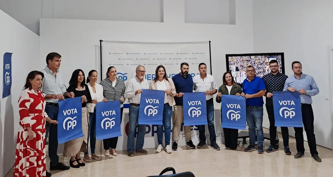 Pegade de carteles por las elcciones europeas en la sede del PP (3)