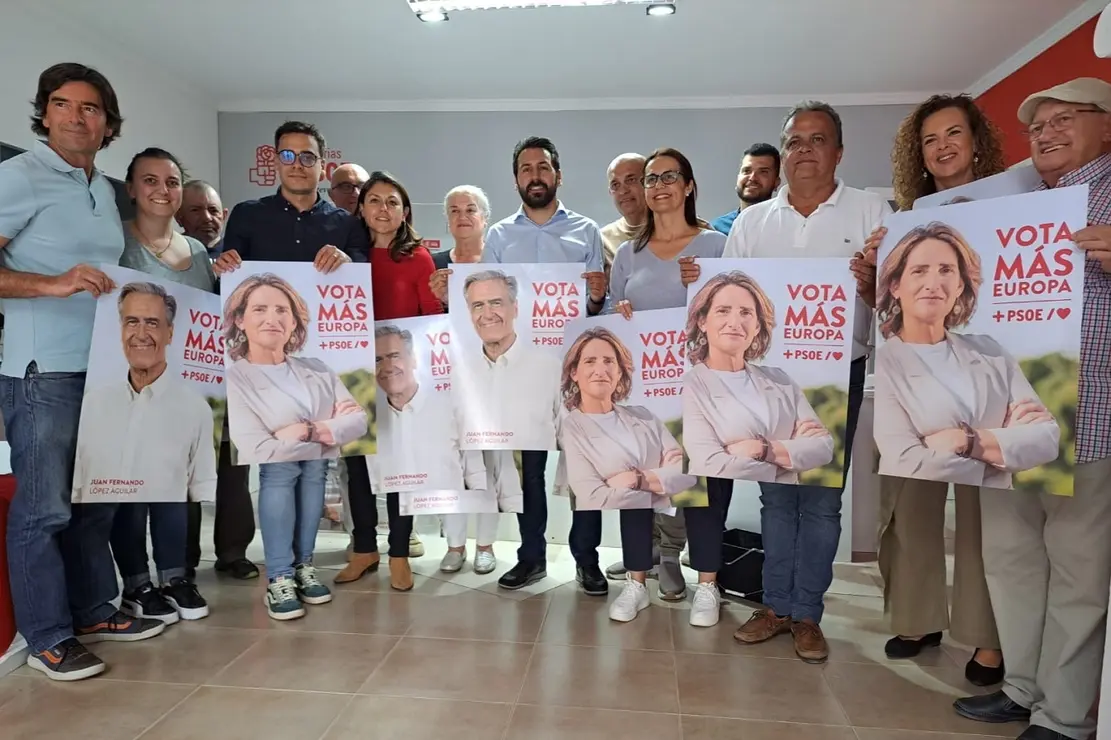 Pegade de carteles por las elcciones europeas en la sede del PSOE (1)