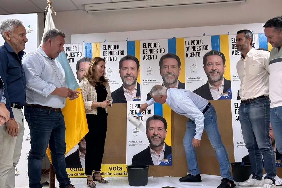 Pegade de carteles por las elcciones europeas en la sede (3)