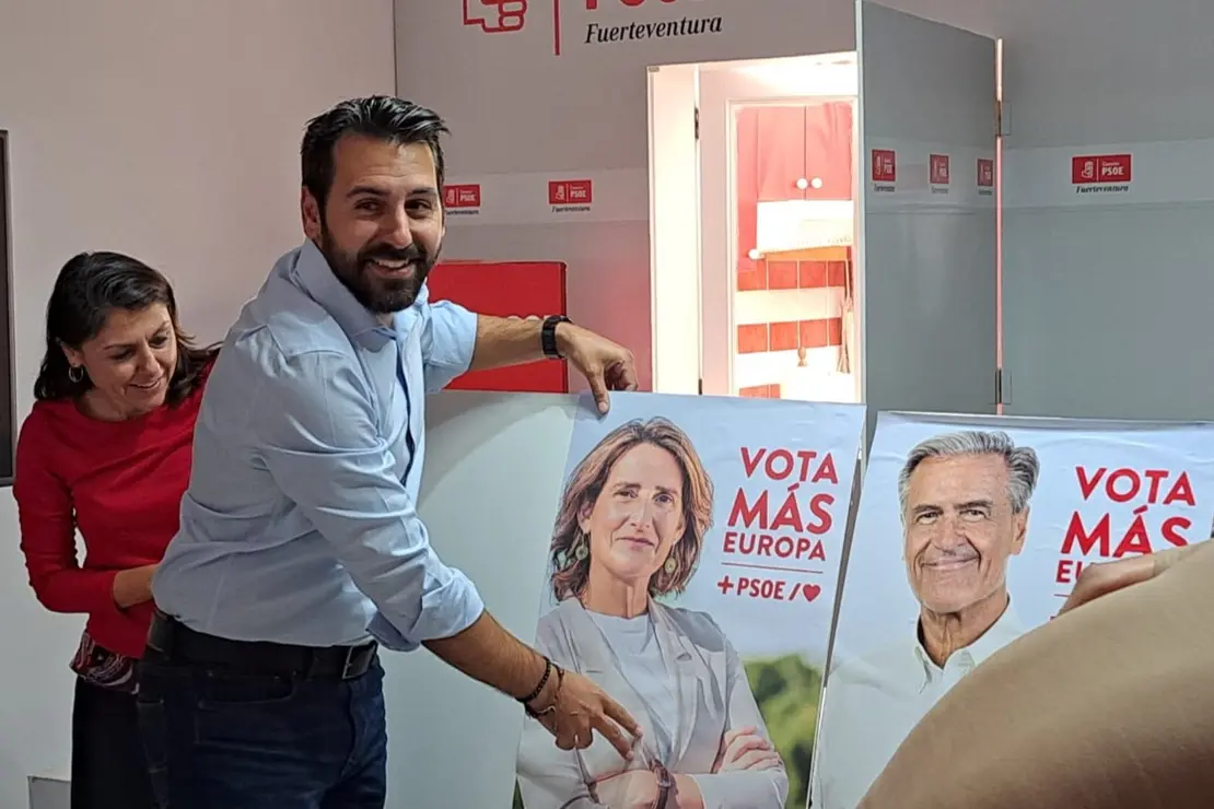 Pegade de carteles por las elcciones europeas en la sede del PSOE (2)