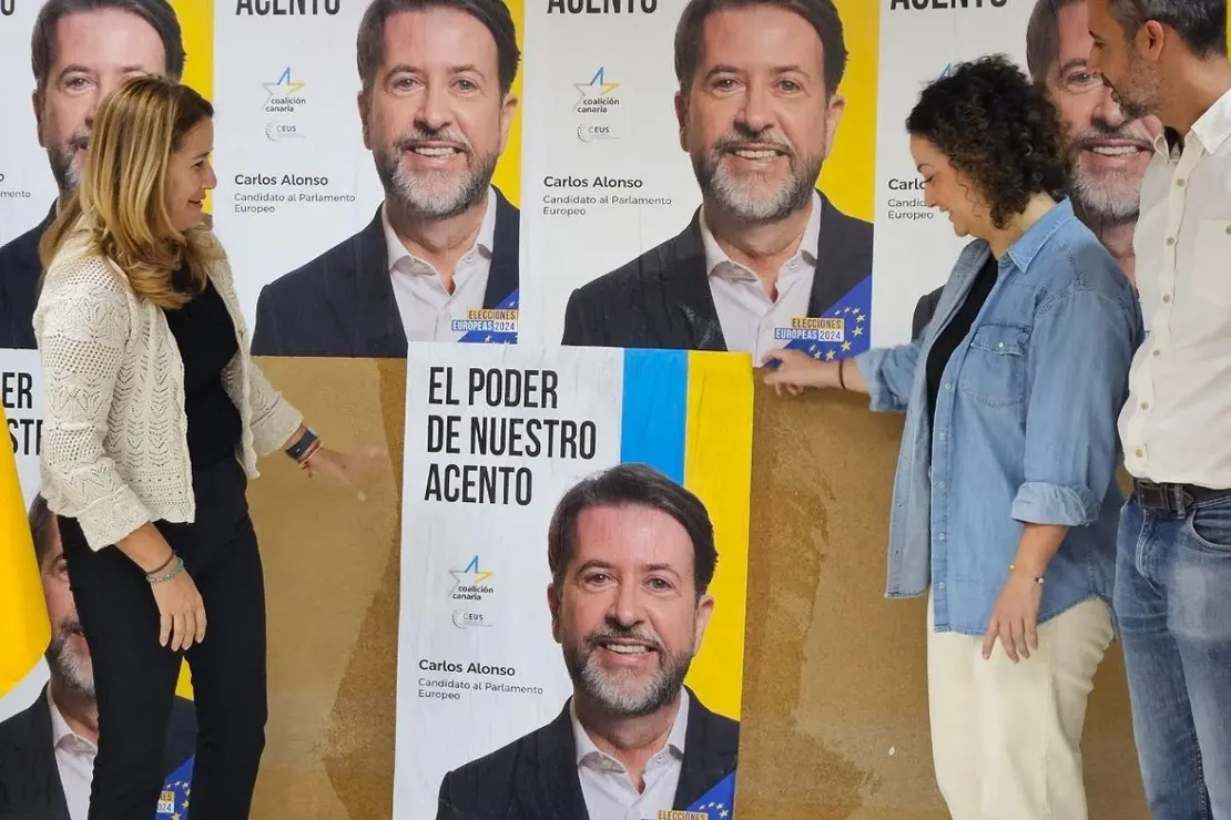 Pegade de carteles por las elcciones europeas en la sede (2)