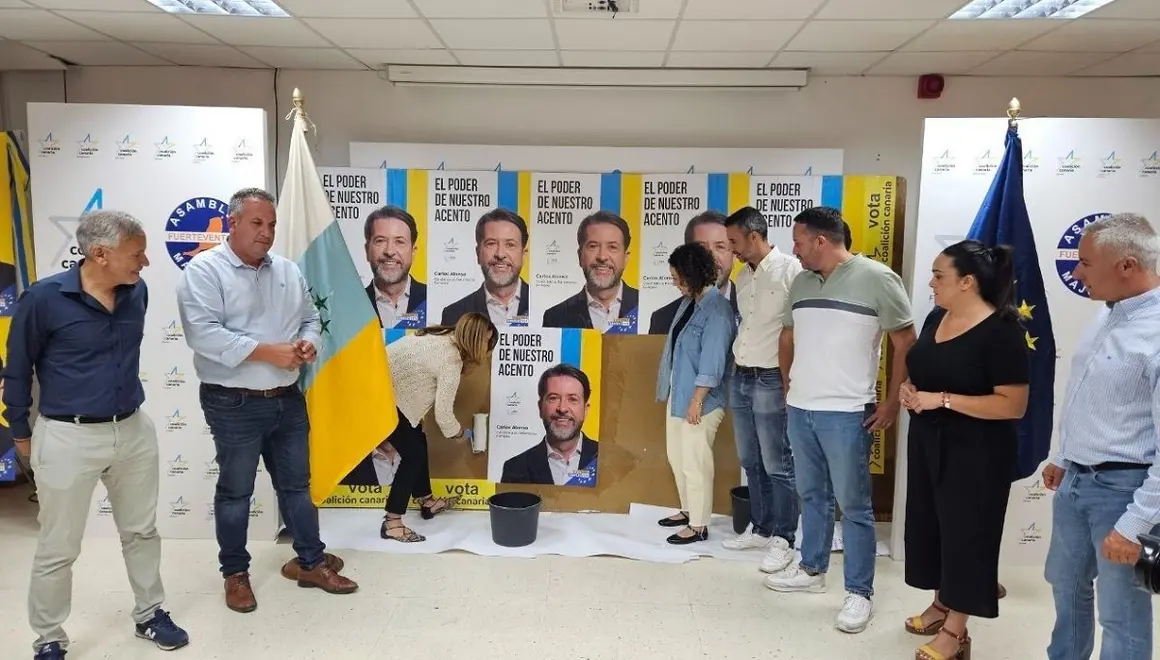 Pegade de carteles por las elcciones europeas en la sede (4)