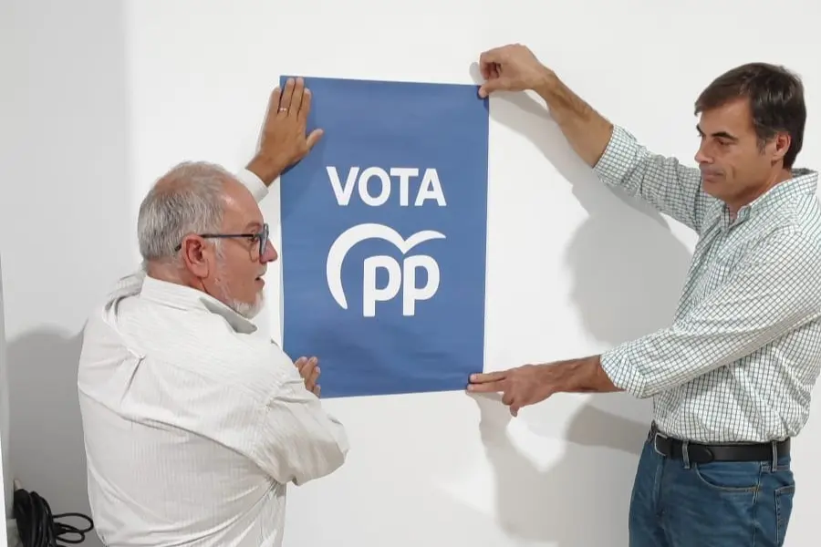 Pegade de carteles por las elcciones europeas en la sede del PP (2)