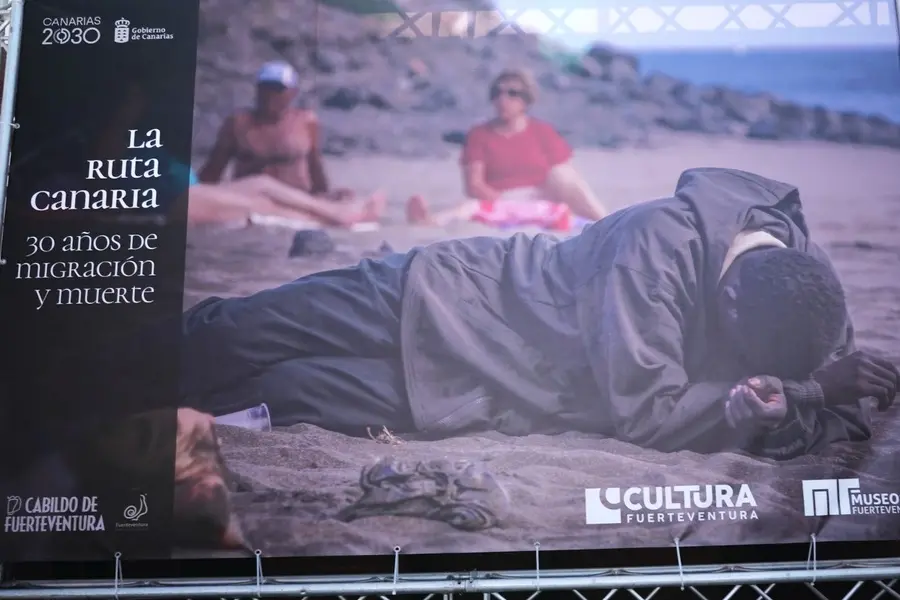 Portada de la exposición ‘La ruta canaria, 30 años de migración y muerte’.