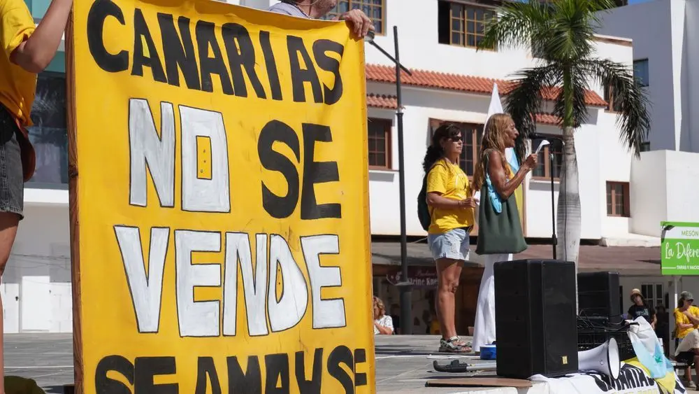 Mensajes de las manifestaciones en Corralejo, el 20 de octubre.