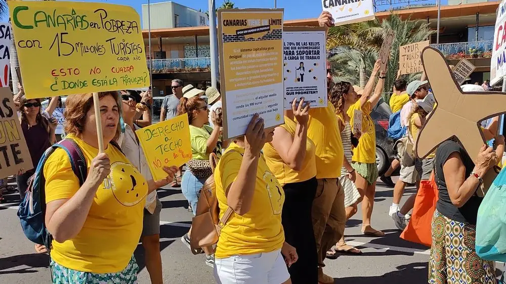 Mensajes de las manifestaciones en Corralejo, el 20 de octubre (2)