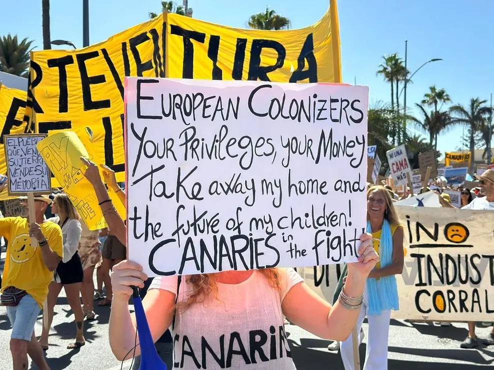 Mensajes de las manifestaciones en Corralejo, el 20 de octubre.