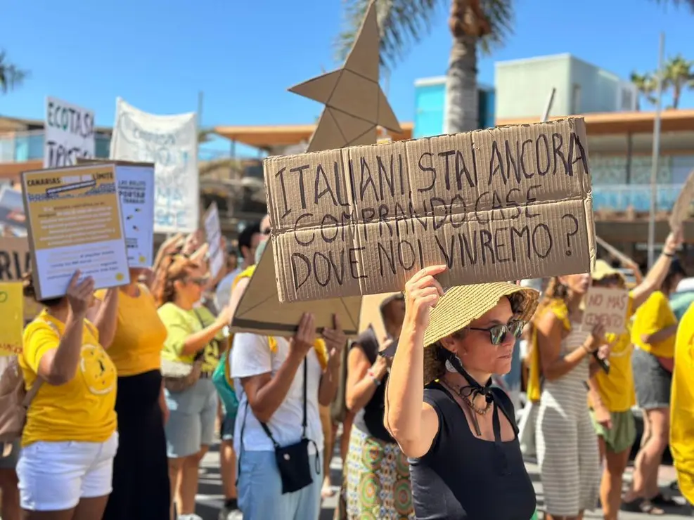 Mensajes de las manifestaciones en Corralejo, el 20 de octubre (7)