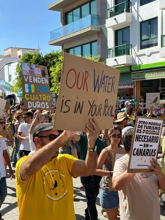 Mensajes de las manifestaciones en Corralejo, el 20 de octubre (9)