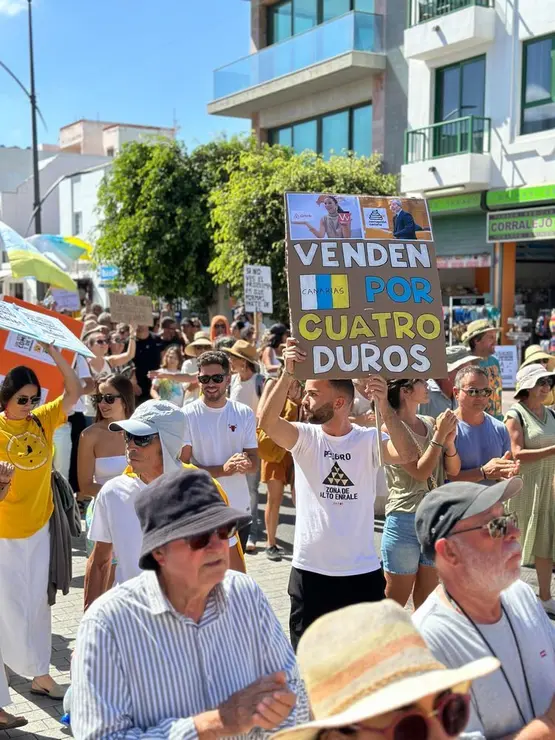 Mensajes de las manifestaciones en Corralejo, el 20 de octubre (10)