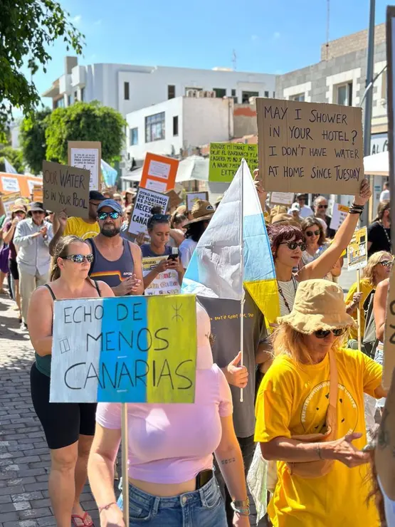 Mensajes de las manifestaciones en Corralejo, el 20 de octubre (11)