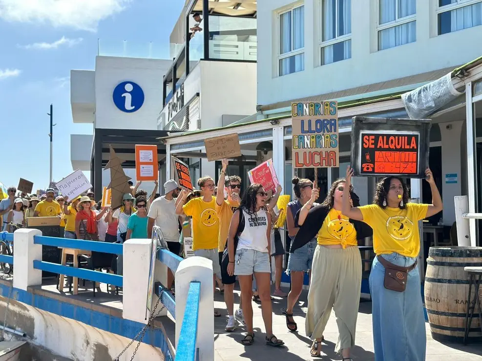Mensajes de las manifestaciones en Corralejo, el 20 de octubre (12)
