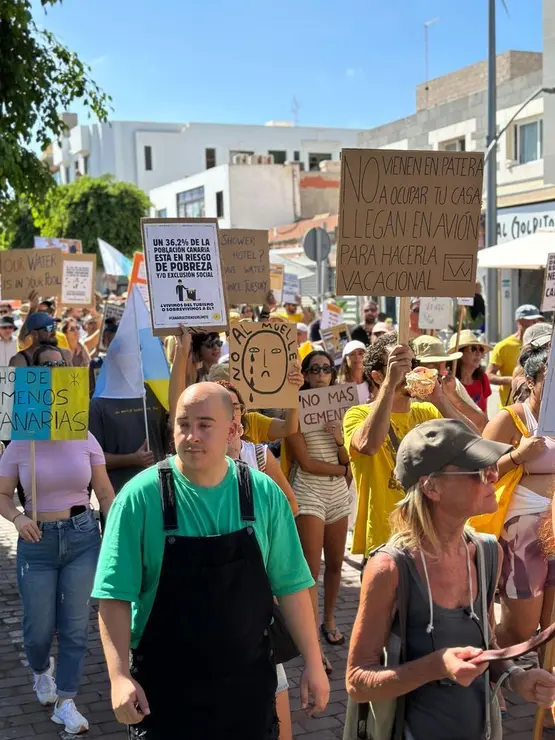 Mensajes de las manifestaciones en Corralejo, el 20 de octubre (13)