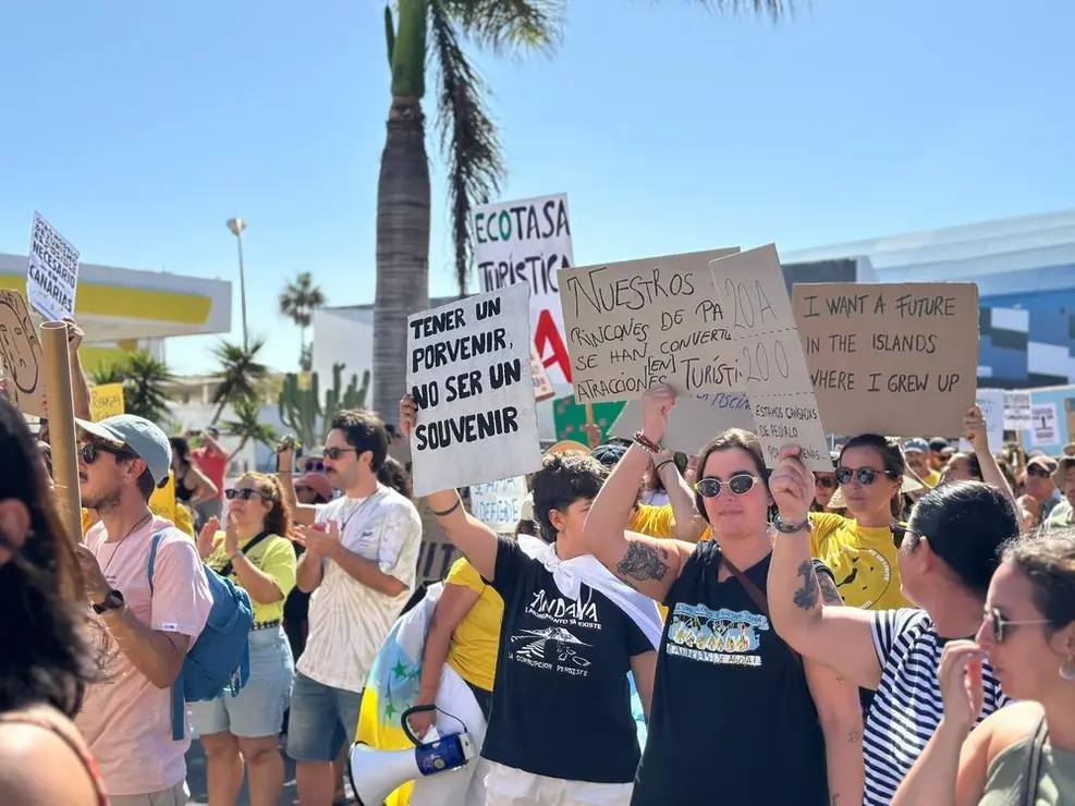 Mensajes de las manifestaciones en Corralejo, el 20 de octubre (14)