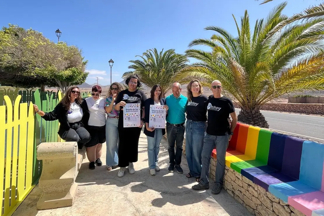 Mobiliario arcoíris en Tefía, por el Orgullo LGTBIQ+.