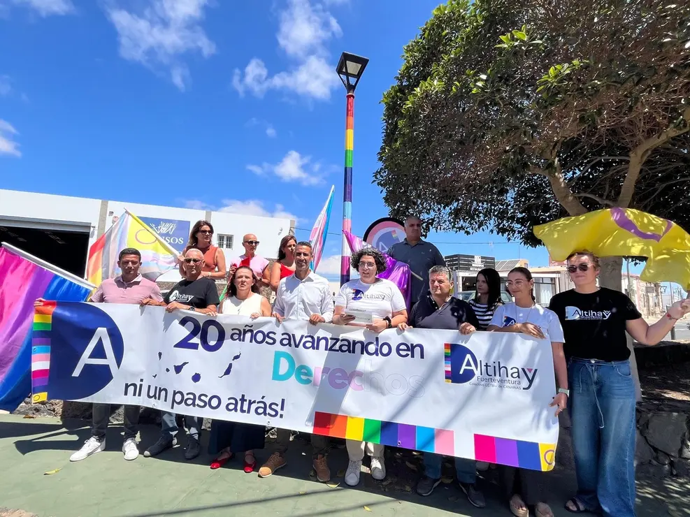 Mobiliario arcoíris en Villaverde, por el Orgullo LGTBIQ+.