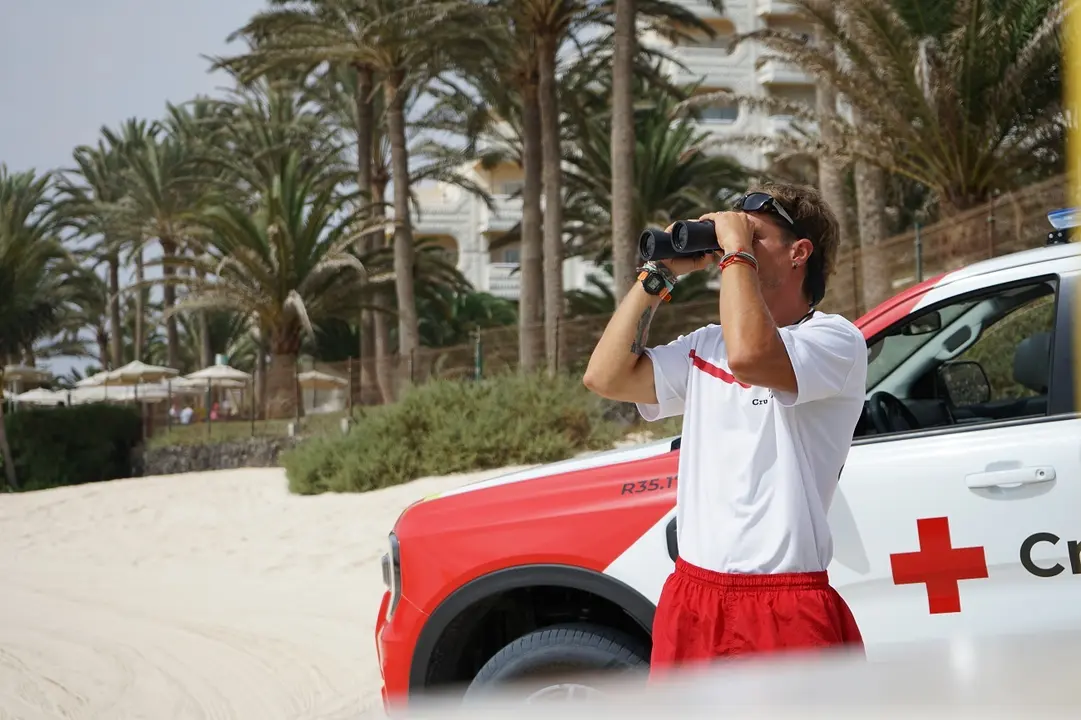 Socorrista de la contrata de Cruz Roja, en las playas de Corralejo.