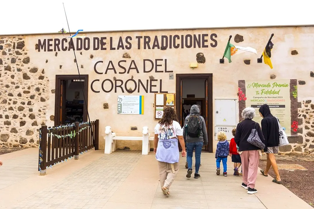 La Casa del Coronel acoge cada semana el Mercado de las tradiciones de La Oliva.