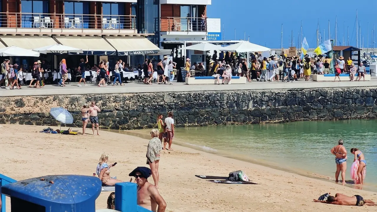 Muelle Chico de Corralejo, al paso de la manifestación del 20O.