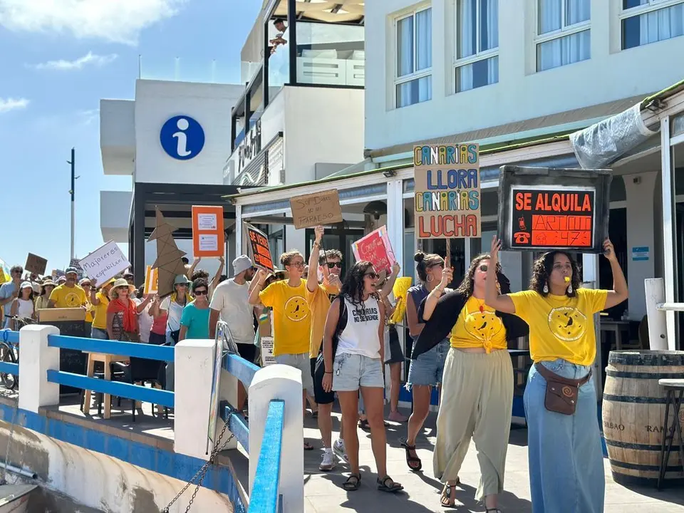 Mensajes de las manifestaciones en Corralejo, el 20 de octubre (12)