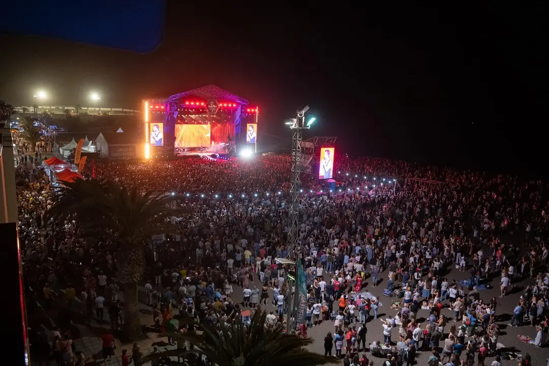 Masiva asistencia al concierto de Manuel Carrasco, en el Arena Negra 2024.
