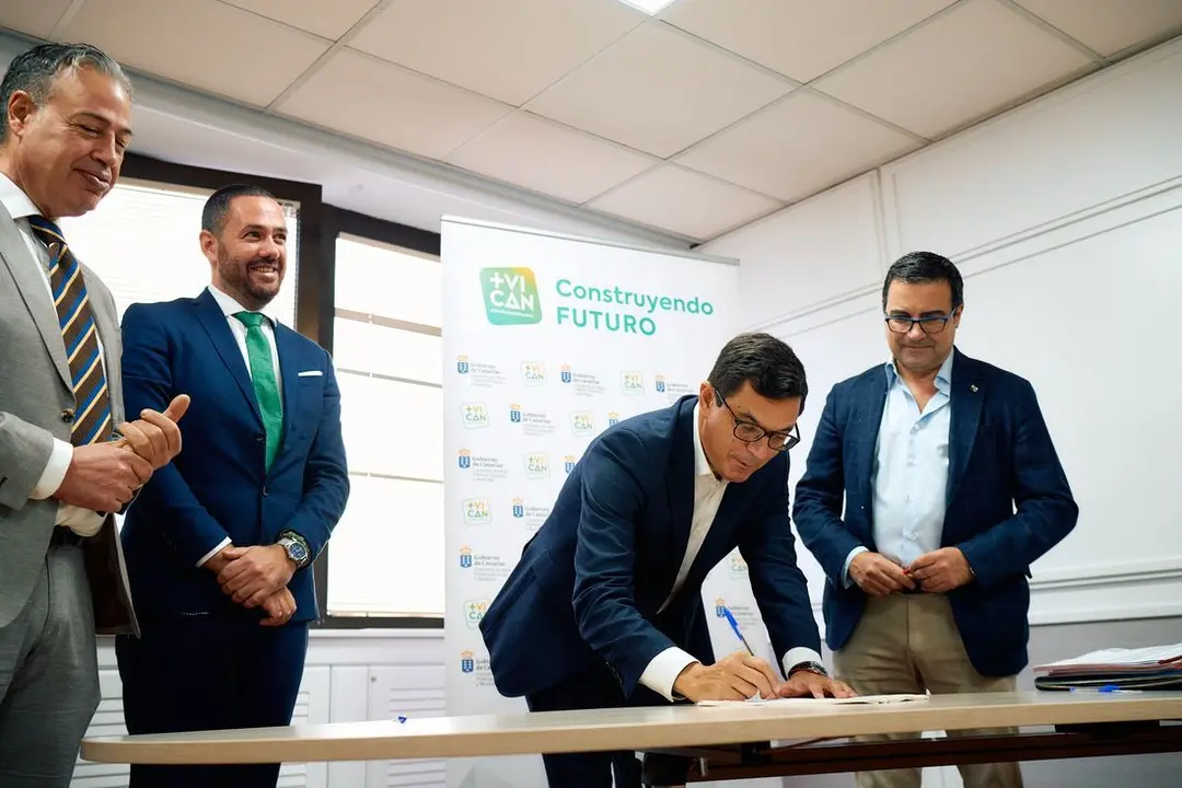 Firma de la compra de viviendas a la SAREB.