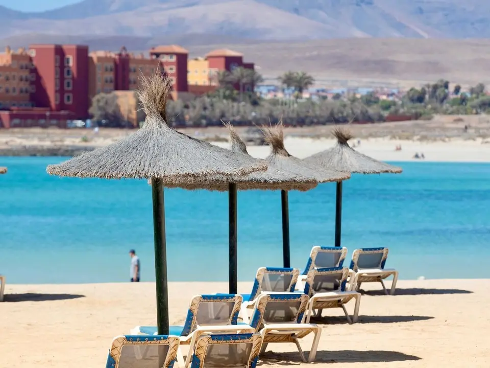 Hamacas en Caleta de Fuste, en una imagen de Turismo de Antigua.
