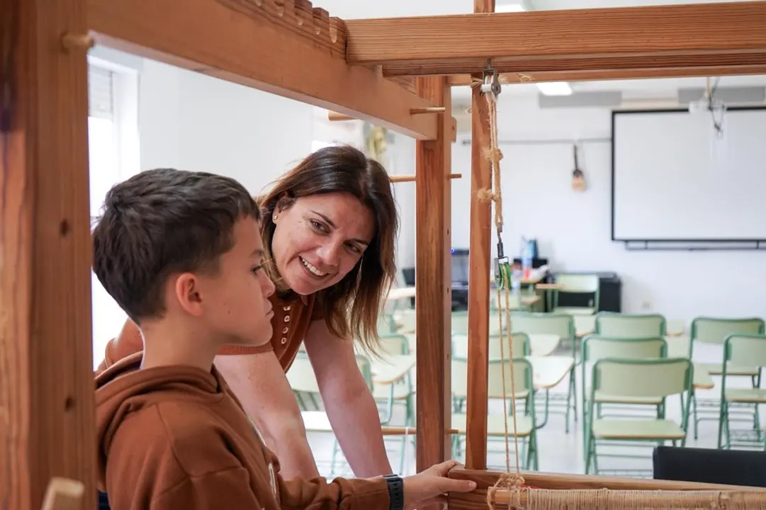 La concejala de Educación, Omaira Saavedra, en el proyecto 'Aula de tradiciones' por el Día de Canarias.