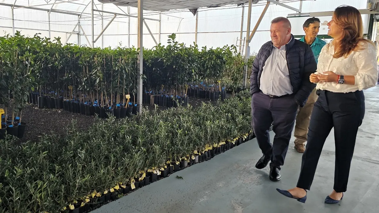 Visita a los cultivos del Cabildo en la Granja de Pozo Negro.