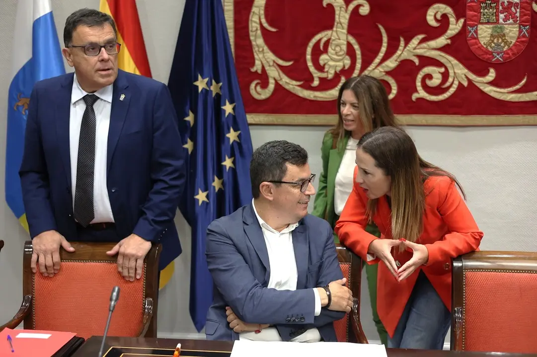 Los consejeros Manuel Miranda y Pablo Rodríguez, en comisión con dos diputadas de ls oposición, Patricia Hernández y Carmen Hernández.