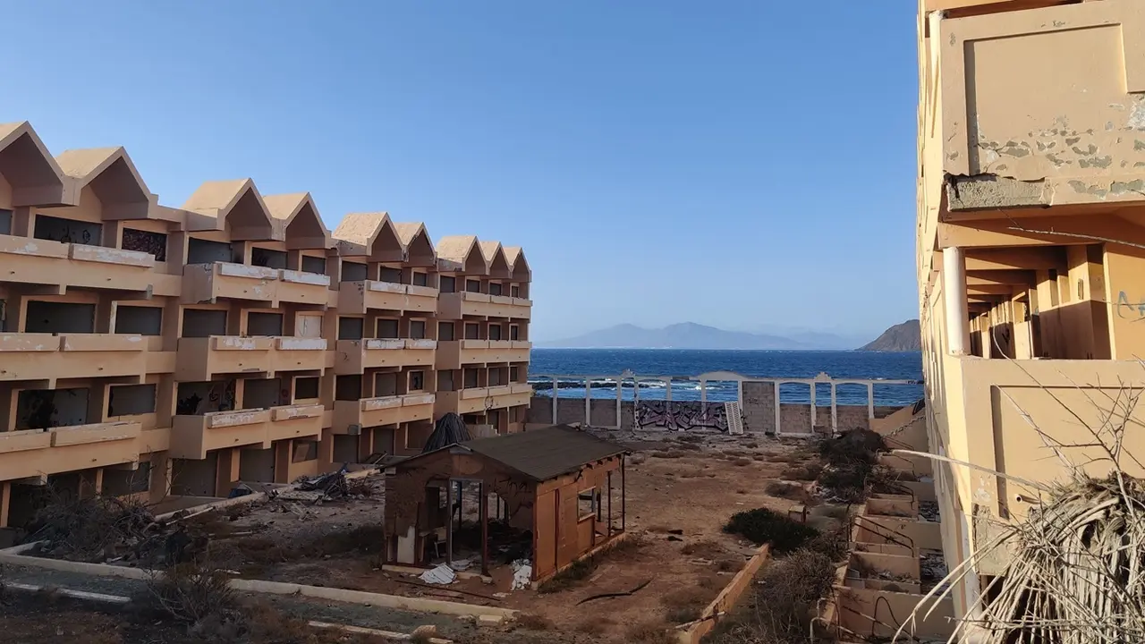 Complejo abandonado de Las Agujas, en la misma entrada de Corralejo | ©Fuerteventura Digital