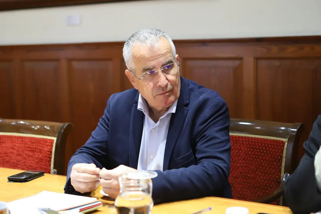 Mario Cabrera (grupo CCa), en la Mesa del Parlamento de Canarias.