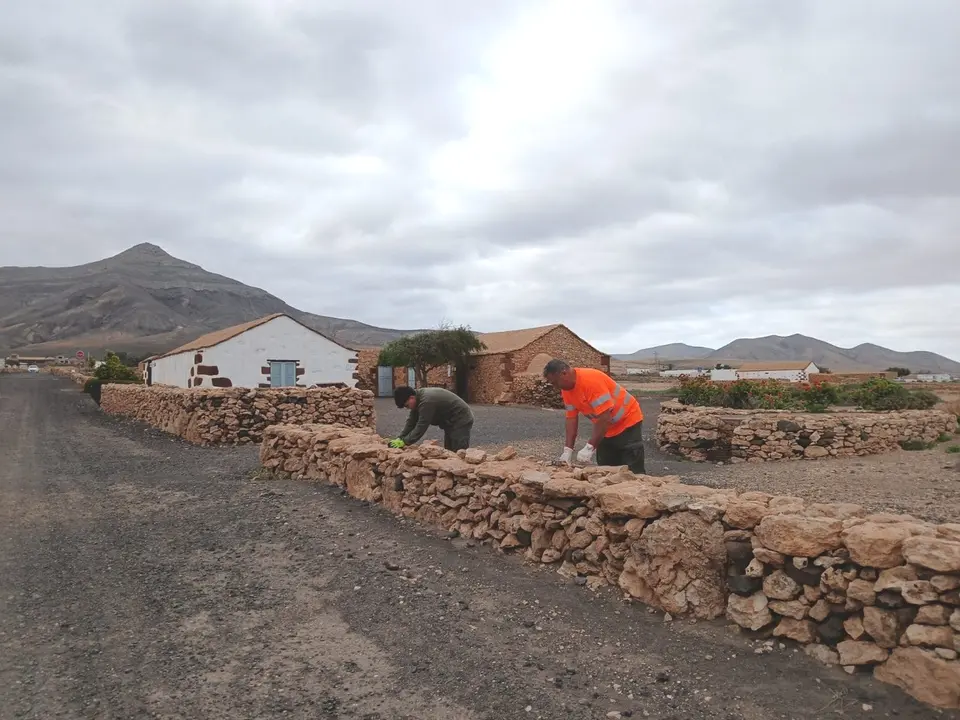 Senderos y muros reparados dentro de Fuerteventura, bonita por naturaleza.
