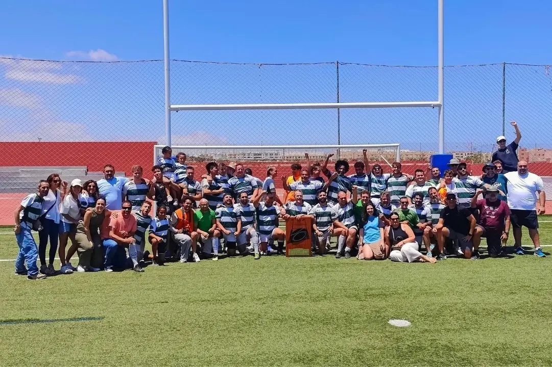 La familia del Mahoh celebra sus primer título.
