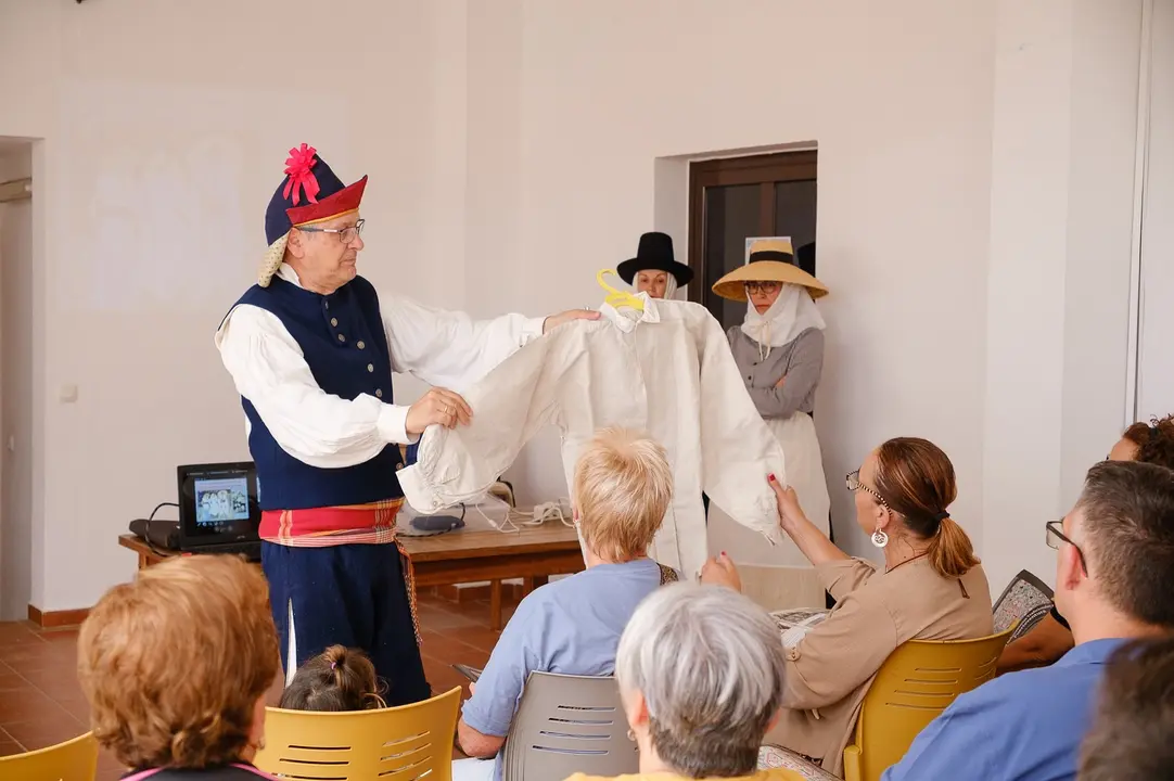 Juan Carlos Romero, en el taller de vestimenta tradicional.