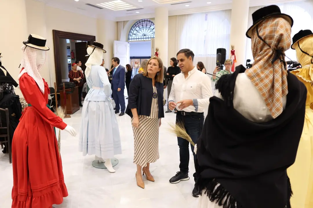 Exposición de vestimenta típica en el Parlamento