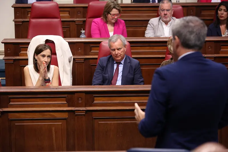 Chano Franquis y Nira Fierro, en la bancada del PSOE en el Parlamento.