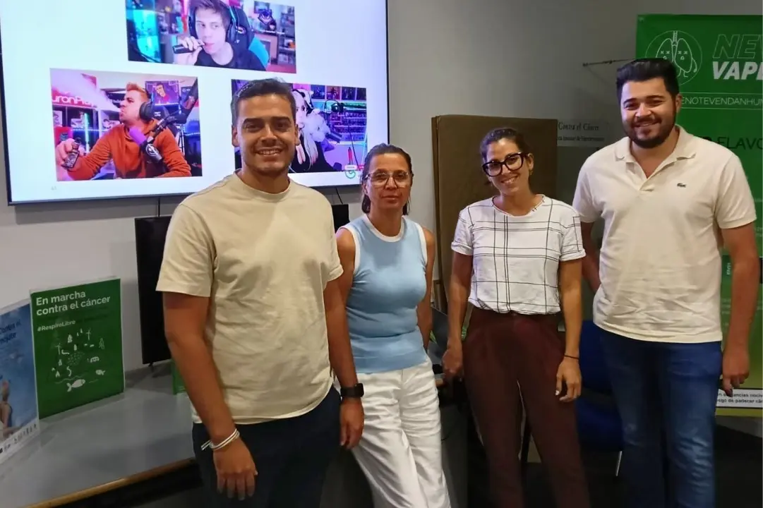 Jóvenes socialistas junto a representantes de la Asociación Española Contra el Cáncer.