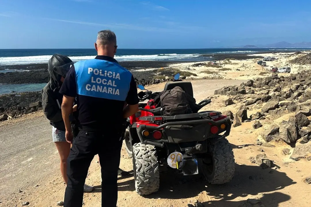 La Unidad de Medio Ambiente de la Policía Local de La Oliva intercepata al conductor de un quad.