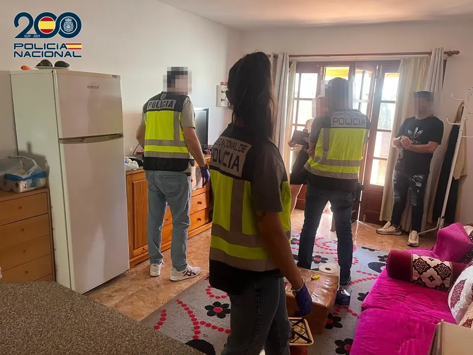 La Policía Nacional detiene en Puerto del Rosario a la persona que recibía a los migrantes.