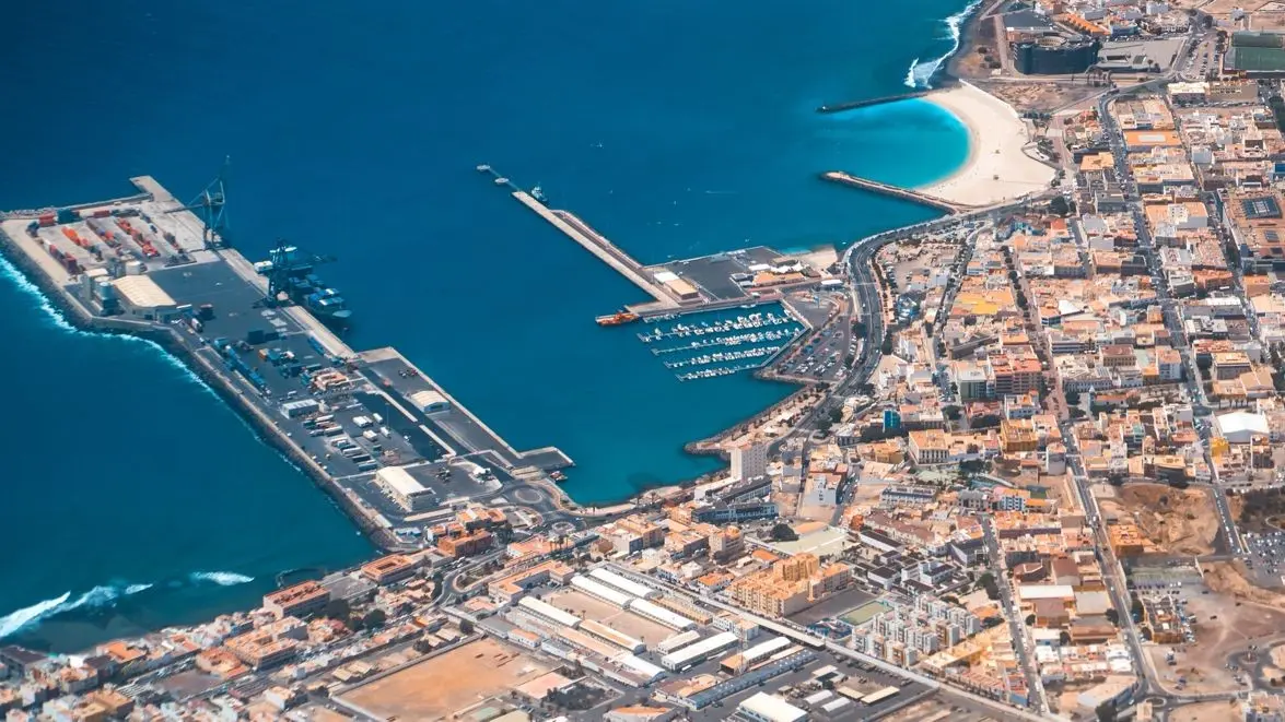 Imagen aéra de Puerto del Rosario y el muelle