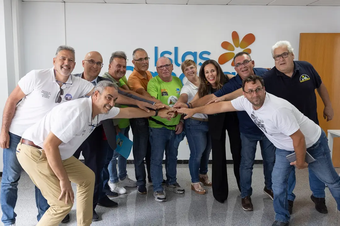Consejería de Turismo y colectivos de campistas, juntos con el nuevo reglemento.