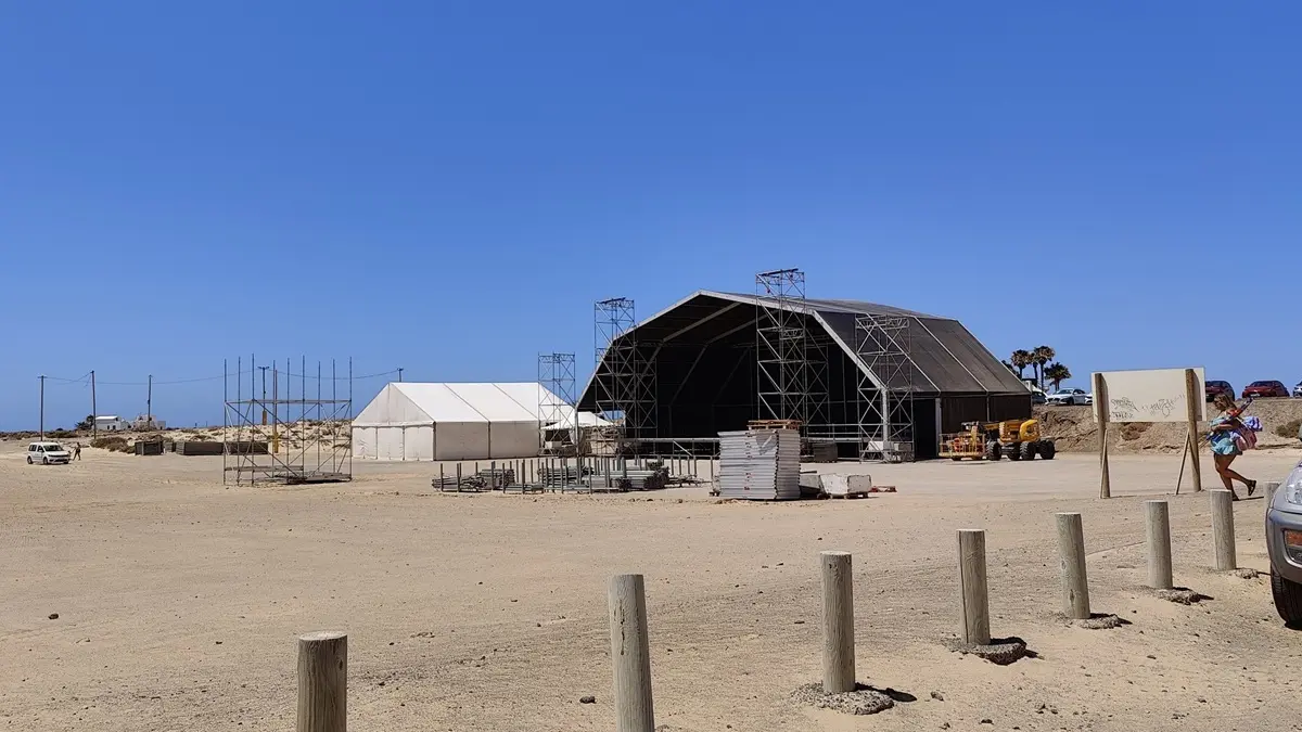 Montaje del FEM 2025 en la Playa de La Concha, a dos semanas del festival.