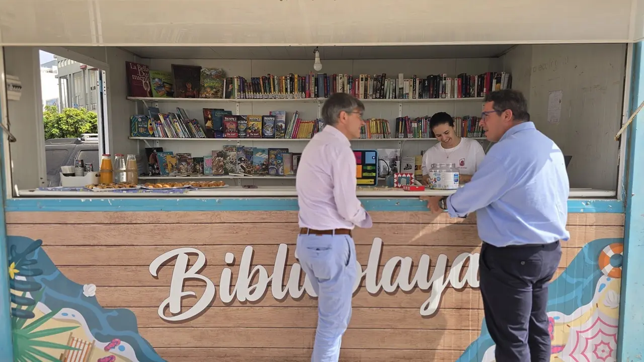 Biblioplaya en la Playa de Los Pozos.