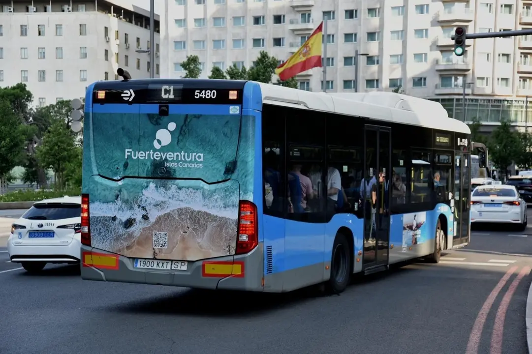 Guaguas en Madrid con la imagen turística de Fuerteventura.