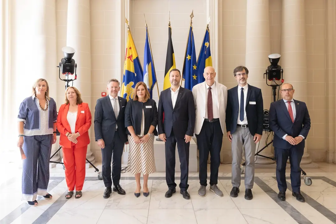 Astrid Pérez, en Bruselas junto a sus homólogos de la  CALRE.