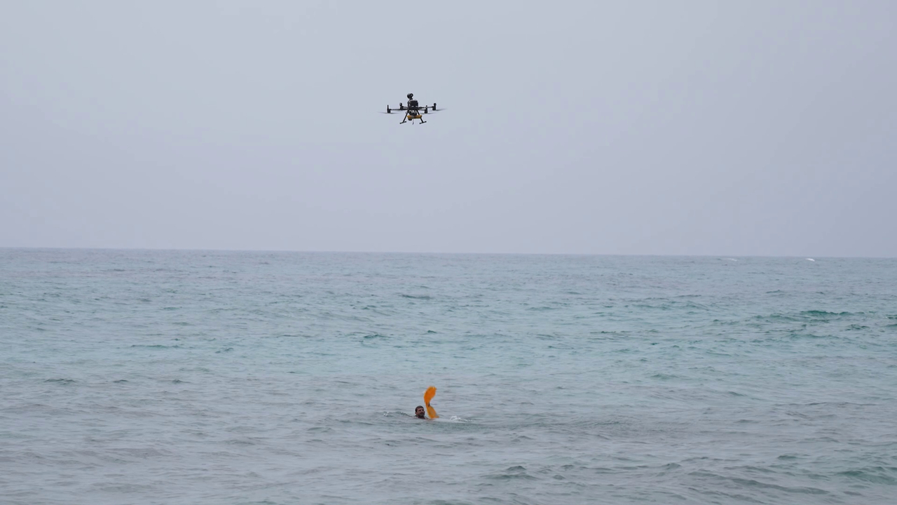 Simulacro de rescate con dron en las Grandes Playas de Corralejo.