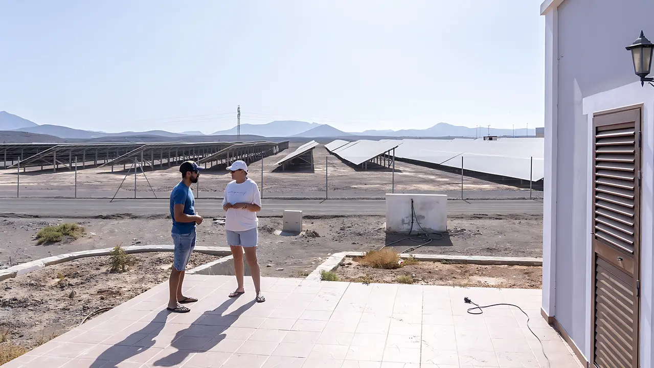 Parque Solar El Charco, junto a las viviendas de los vecinos de Tuineje | Imagen: Arnán Martel..