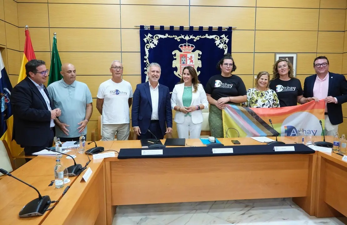 Convenio en el Cabildo y el Ministerior sobre el Centro Canario de Interpretación de la Memoria Histórica LGTBIQ+.
