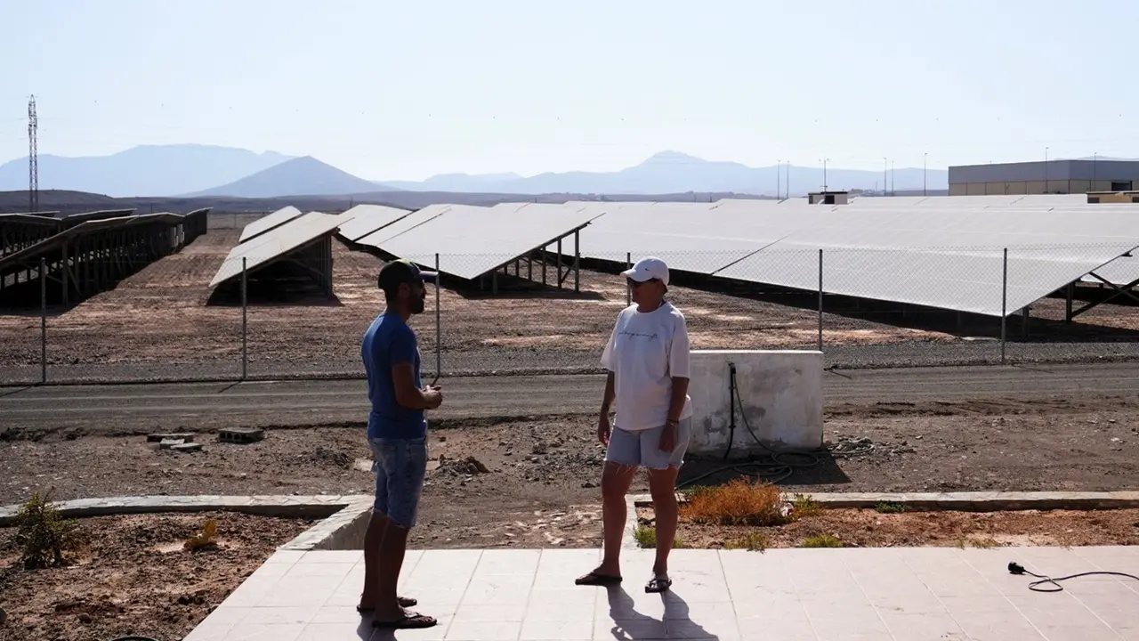 Vecinos de Llanos de La Higuera, con un parque solar junto a sus viviendas.